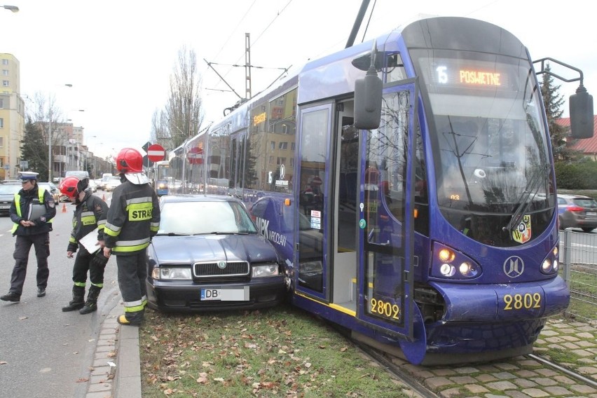 Wypadek na Ślężnej. Skoda zderzyła się z tramwajem