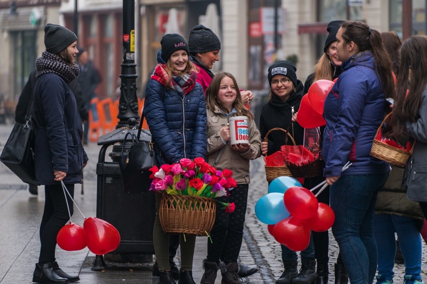 Nowy Sącz. Wręczali kwiaty za datek do puszki [ZDJĘCIA]