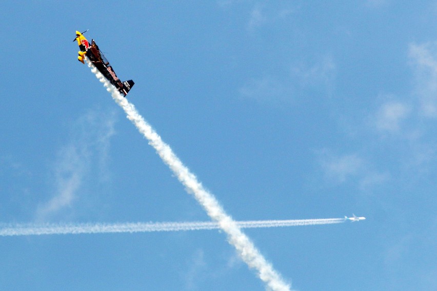 Air Festival Świdnik. Taniec Biało - Czerwonych Iskier na niebie [ZDJĘCIA, WIDEO]