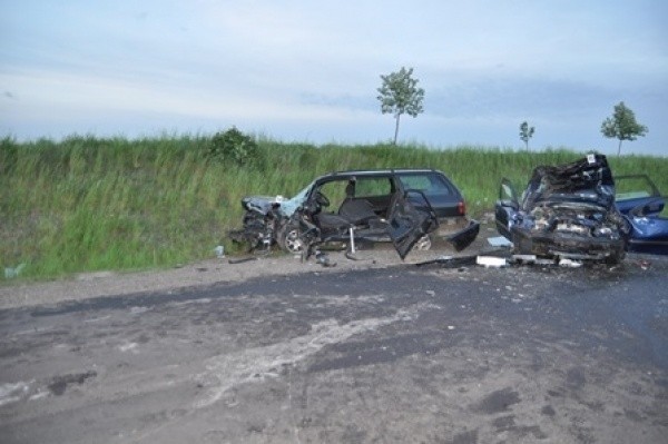 Wypadek w Kocudzy: Zderzenie trzech aut. Dwie osoby zginęły,...