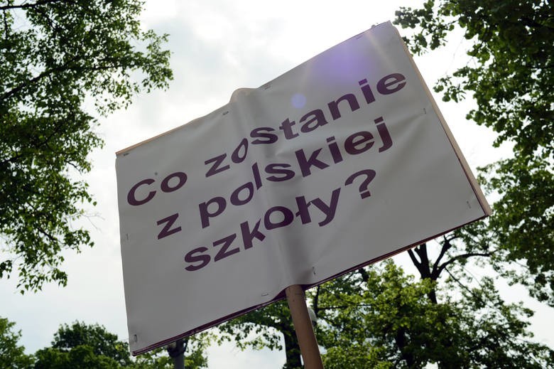 ZNP przeciwko reformie oświaty. 10 października pikieta przed Urzędem Wojewódzkim w Katowicach