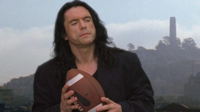 „The Room” to jeden z najgorszych, a zarazem najbardziej kultowych filmów w historii. Jego premiera odbyła się 27 czerwca 2003 roku. Po 17 latach wciąż bawi nas do łez – choć chyba nie taka była intencja reżysera…Dlaczego dzieło poznaniaka to kultowy film? Zobacz dalej --->