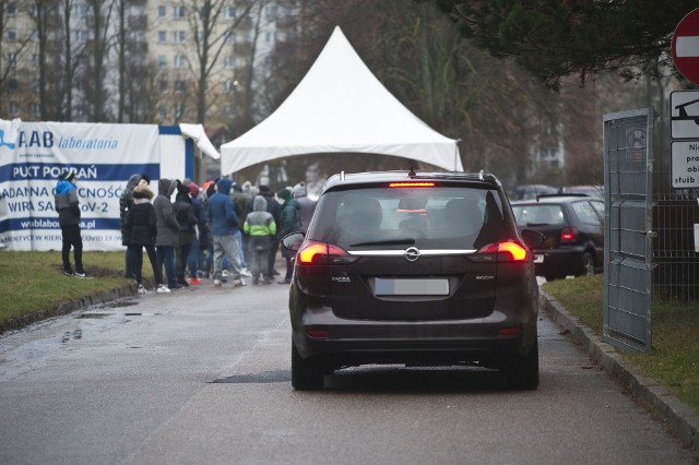 Kolejki do punktów pobierania wymazów do testów koronawirusowych coraz dłuższe