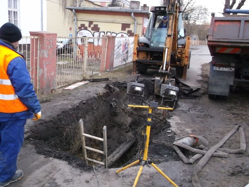 Awaria wodociągowa. Mieszkańcy ulicy Kiełczowskiej do wieczora bez wody [ZDJĘCIA]