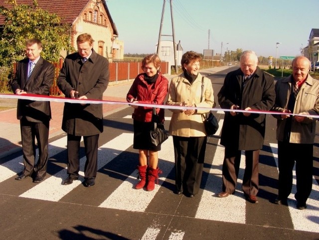 Otwarcie schetynówki w Radłowie, pierwsi od lewej: wójt Włodzimierz Kierat i wojewoda Ryszard Wilczyński.