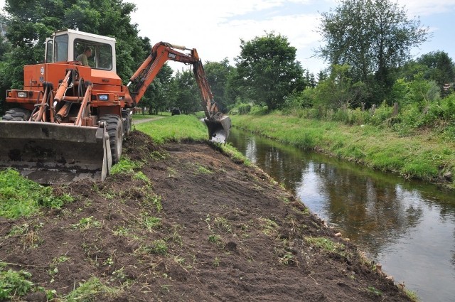 Skarpy nad Niezdobną są oczyszczane, równane i obsiewane trawą. 