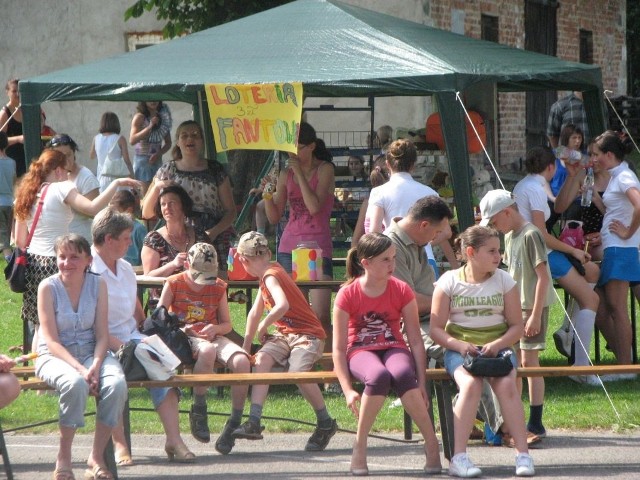 Podczas pikniku rodzinnego w Chmielowie można było wziąć udział w loterii fantowej.