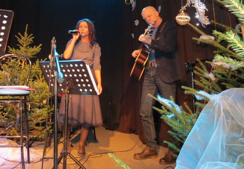 Świątecznie na koncercie w koneckim domu kultury. Śpiewali i grali Marek Werens, Dominika Wróbel i inni