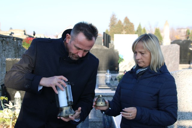Starosta i wicestarosta pamiętają o zmarłych pracownikach i bohaterach. Zapalili znicze na jędrzejowskich nekropoliach.