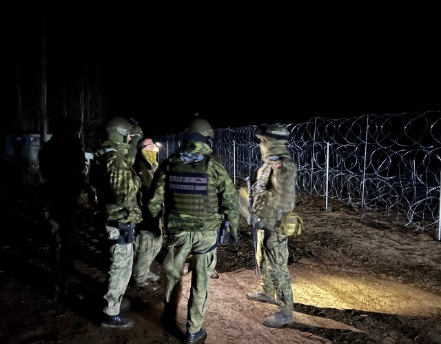 Niebezpiecznie było na odcinku ochranianym przez Placówki SG w Dubiczach Cerkiewnych, gdzie białoruskie służby rzucały w polskie patrole kamienia. Nikt nie ucierpiał, uszkodzono jednak budkę wartowniczą. Zdaniem SG, akcja miała uniemożliwić zatrzymanie dziewięciu obywateli Iraku, którzy przecięli concertinę i nielegalnie przekroczyli granicę.