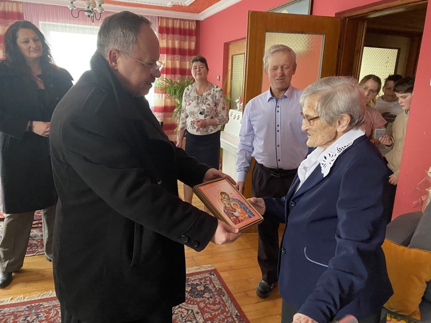 Jubilatkę odwiedził także ksiądz Marian Fatyga – proboszcz...