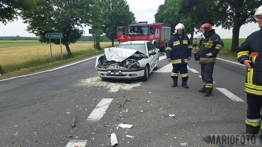 Renault zderzyło się z autobusem.