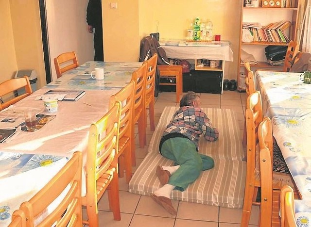 Kiedy brakuje łóżek w pokojach, dla bezdomnych mężczyzn robi się miejsca do spania na korytarzu albo w świetlicy