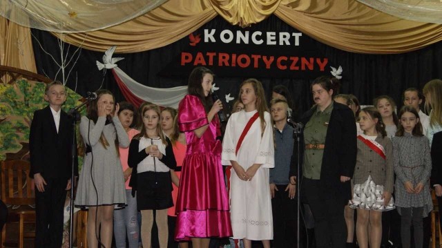 Na scenie wystąpiły dzieci ze szkoły z Kęsowa i Żalna.