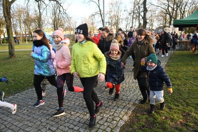 Około 60 osób stanęło na starcie biegu Policz się z cukrzycą, który zorganizowano w Kostrzynie nad Odrą. Impreza była częścią 28. finału WOŚP i odbyła się w przeddzień tego wydarzenia. Każdy mógł wrzucić pieniądze do kolorowej puszki i wesprzeć tym samym zbiórkę na rzecz WOŚP.Bieg zorganizowano w Kostrzynie po raz 13. z rzędu. - Cieszymy się, że w tym roku pogoda dopisała - mówi Zygmunt Mendelski, dyrektor Miejskiego Ośrodka Sportu i Rekreacji w Kostrzynie nad Odrą. Mieszkańcy Kostrzyna przebiegli około kilometrową trasą wytyczoną w parku miejskim. Bieg odbył się w przeddzień 28. finału WOŚP. Na starcie stanął też Dawid Marciniak, szef kostrzyńskiego sztabu orkiestry, który zbierał pieniądze do kolorowej puszki WOŚP.- Od kilku lat obserwujemy, że zainteresowanie bieganiem wśród mieszkańców bardzo wzrosło. Widzimy to po frekwencji w organizowanych przez nas imprezach biegowych i po zainteresowaniu wykorzystaniem obiektów MOSiR. Mieszkańcy korzystają z naszej bieżni - mówi Z. Mendelski. Dyrektor MOSIR-u dodaje, że marzy mu się tartanowa bieżnia z prawdziwego zdarzenia. Koszt jej wykonania wraz z odwodnieniami to jednak około 1,5 mln zł. Polecamy wideo: Zobacz co będzie się działo i co będzie można wylicytować na 26. finale WOŚP w Kostrzynie