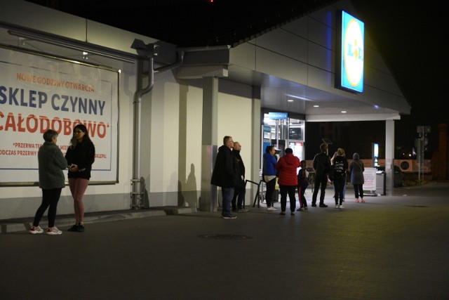 Jaką popularnością cieszą się nocne zakupy w Toruniu? Gdzie można spodziewać się kolejek, a gdzie ich w ogóle nie ma? Sprawdziliśmy! Zobaczcie nasze zdjęcia, które robiliśmy wczoraj i dziś!NAJDŁUŻSZA KOLEJKA BYŁA PRZY LIDLU NA UL. TARGOWEJ.Polecamy:Nocne zakupy w Toruniu. Jak wyglądają? Gdzie najdłuższe kolejki?Uwaga! Sklepy w Toruniu otwarte inaczej! Gdzie klienci zrobią zakupy przez całą dobę? LISTASprzątanie grobu, spacer bez celu. Za co sypią się mandaty?Zwolnienia grupowe w Toruniu i regionie! Ile osób straci pracę? Dramat dopiero się zaczyna