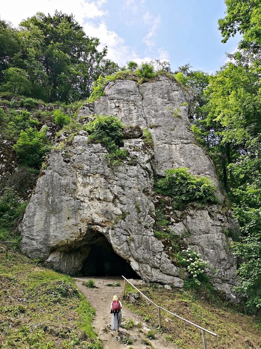 Na zboczach doliny znajduje się wiele jaskiń.