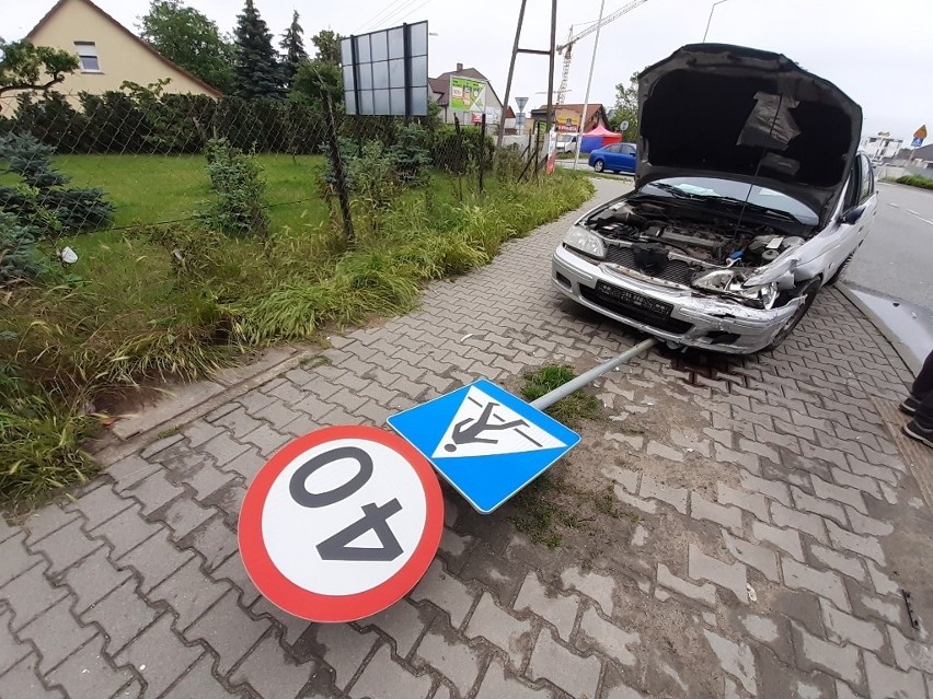 Wypadek dwóch aut na Maślicach. Staranowane znak i płot (ZDJĘCIA)