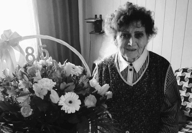Janina Kocot była wieloletnią bibliotekarką, kierownikiem Świetlicy Publicznej w Skalbmierzu, a później pracownikiem Miejsko-Gminnego Ośrodka Kultury w Skalbmierzu