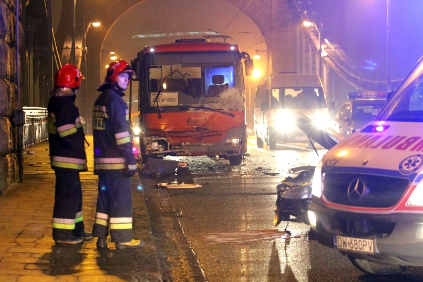 Śmiertelny wypadek na moście Grunwaldzkim. Samochód zderzył się czołowo z autobusem [ZDJĘCIA]