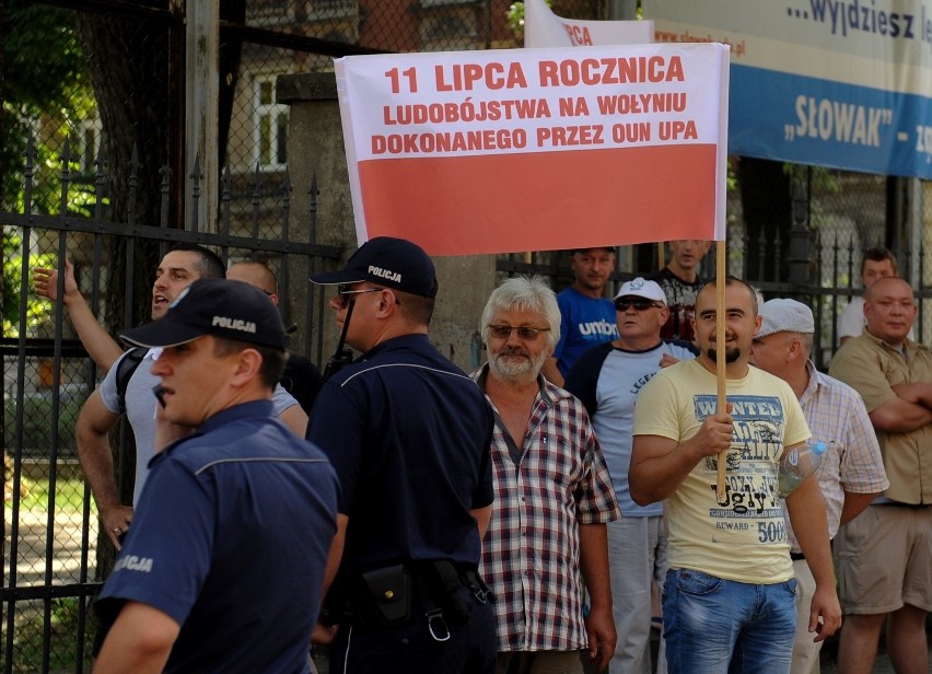 Po obu stronach ul. Słowackiego na uczestników marszu...