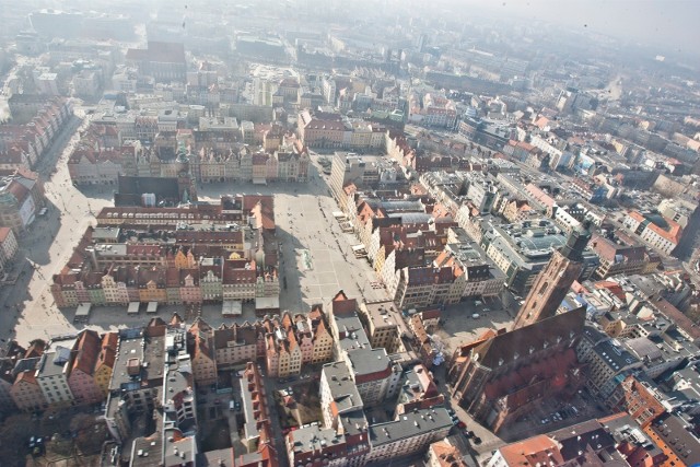 Gdzie jest bezpiecznie, gdzie jest zielono i jak działa komunikacja. Między innymi na te pytania odpowiadali wrocławianie w rankingu dzielnic serwisu Otodom. O tym, że najlepiej ocenianą dzielnicą Wrocławia jest Fabryczna pisaliśmy w zeszłym tygodniu. Dziś sprawdzamy jak Wrocław oceniony został na tle innych miast Polski (ranking przygotowywano w oparciu o głosy mieszkańców całego kraju). SKALA OCEN TO 1-7. Okazuje się, że wypadamy bardzo przeciętnie, w wielu sprawach mieszkańcy oceniają Wrocław gorzej od średniej krajowej. Sprawdźcie w szczegółach jak to wygląda, przechodząc do kolejnych slajdów w galerii.