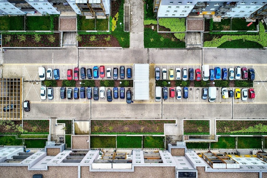 Budynki i parking na osiedlu Olimpia Port na Swojczycach...