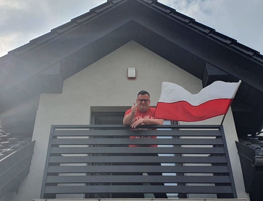 Prezydent Skarżyska-Kamiennej Konrad Krönig ze swoją flagę....