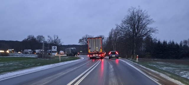 Ciężarówki blokują trasę