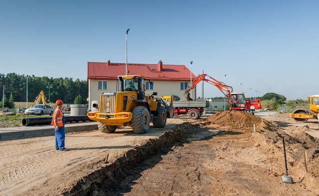 Montaż linii sortowniczej oraz hali sortowni i hali stabilizacji. Jednocześnie trwa też budowa garaży dla sprzętu i pojazdów