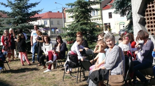 Akcja czytania utworów Aleksandra Fredry odbyła się w sobotę na Rynku w Staszowie. 