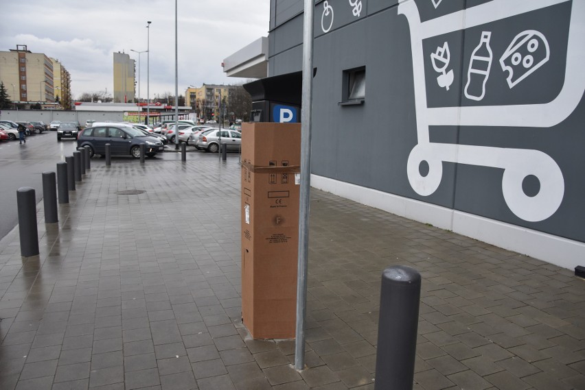 Tarnów. Parking pod Kauflandem tylko dla klientów. Na placu stanęły parkometry, a mieszkańcy bloków zrozpaczeni [ZDJĘCIA]