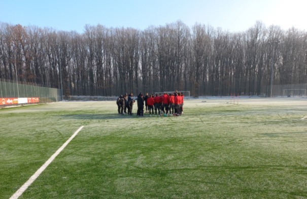 Piłkarze Widzewa trenowali już na boisku. Dlaczego nie było Michalskiego?