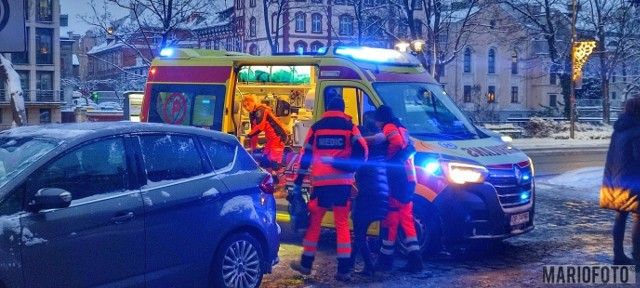 Potrącenie pieszej w Opolu. Ranną kobietę zabrało pogotowie ratunkowe.