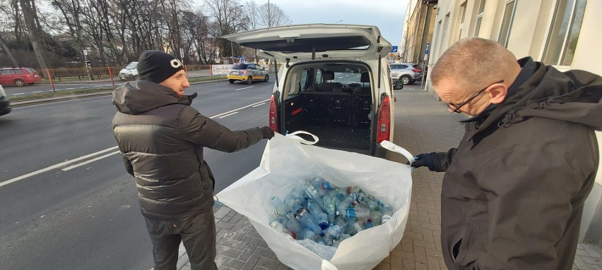 Opróżnianie butelkomatu stojącego w departamencie obsługi...