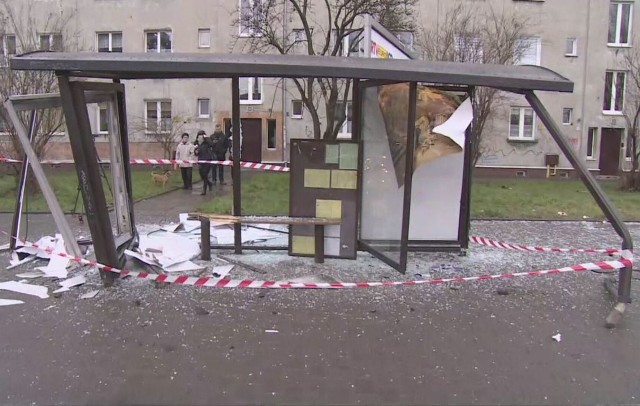 Kierowca samochodu osobowego wjechał w przystanek autobusowy we Wrocławiu, raniąc dwie osoby stojące na chodniku