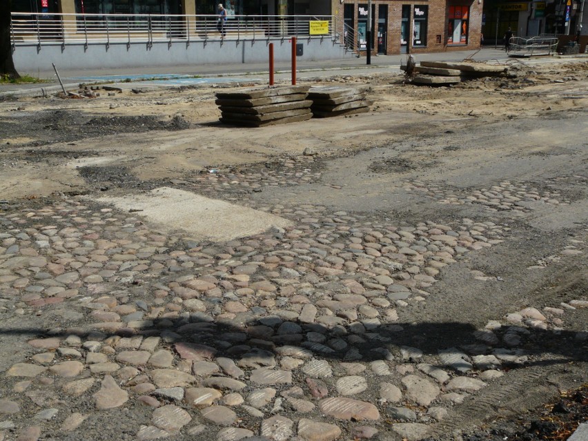 Remont ulicy Zamkowej w centrum. Odsłonięto kostkę brukową ZDJĘCIA