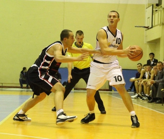 Łukasz Kiluk (z piłką) zdobył dla Tura trzy punkty