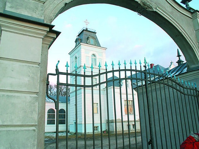 Pałac w Bajerzu otacza wysoki mur i płot. Wjazdu na teren majątku i parku krajobrazowego strzeże solidna brama