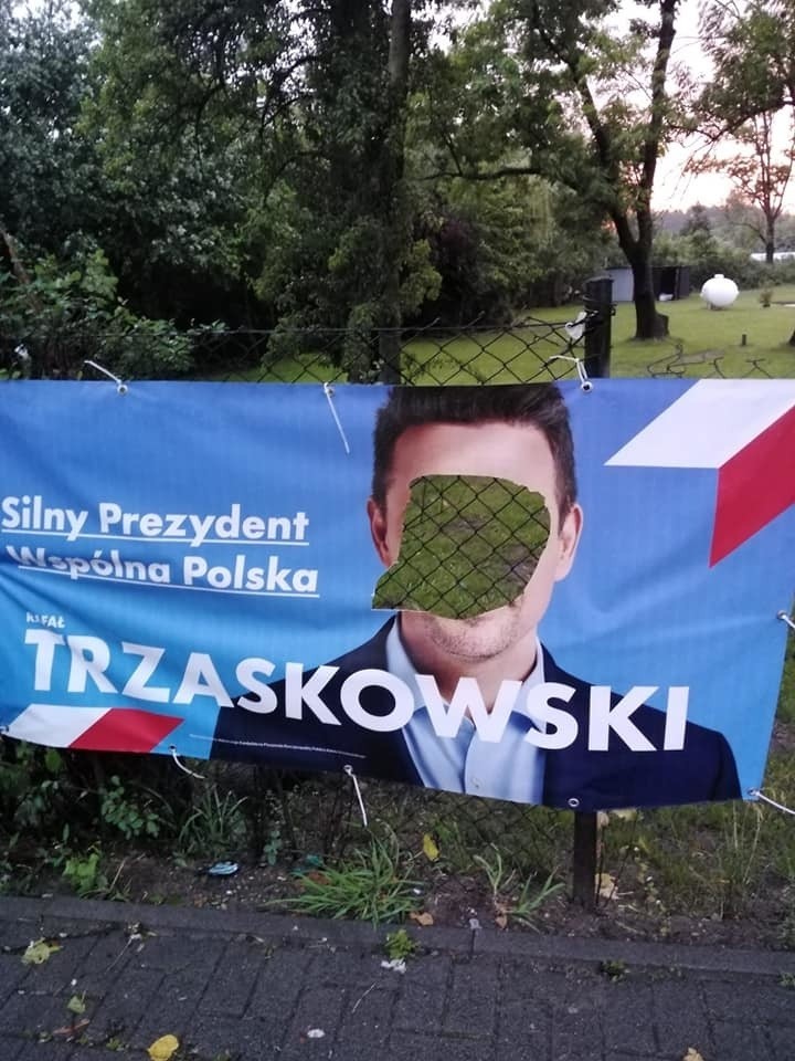 W Więcborku wandal zniszczył plakaty m. in. z wizerunkiem...