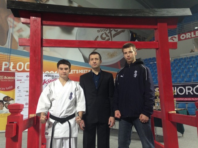 Konrad Kozłowski z Lubelskiego Klubu Karate Kyokushin (pierwszy od lewej) był bardzo bliski zdobycia medalu w płockim czempionacie