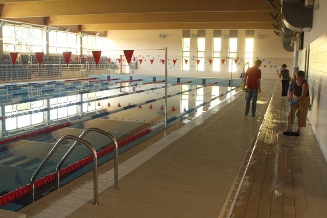 W nowej pływalni przy ulicy Kujawskiej w Kielcach trwają ostatnie porządki przed oddaniem jej do użytku.