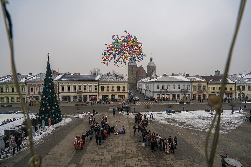 Jubileuszowy Polonez sądeckich maturzystów przed ratuszem