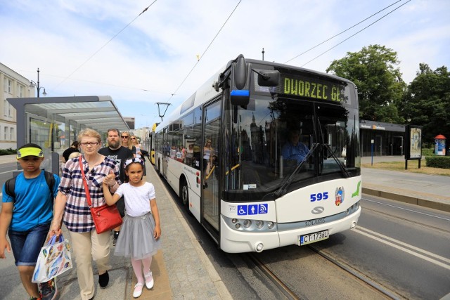 MZK Toruń otrzymało już dostawę używanych autobusów od firmy Mobilis. Wyglądem nie odbiegają od pozostałych pojazdów toruńskiego przewoźnika. Wyróżniają się jednak m.in. warszawskimi tablicami rejestracyjnymi. Na zdjęciu, dla porównania, jeden z autobusów marki Solaris, który został kupiony jako nowy.POLECAMY: Wszystko na temat WYBORÓW SAMORZĄDOWYCH 2018 w Toruniu;nfNowosciTorun  