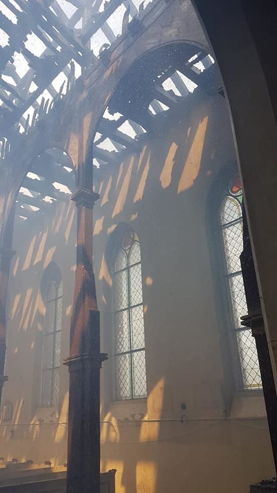 Wnętrze spalonego kościoła w Lutolu Suchym