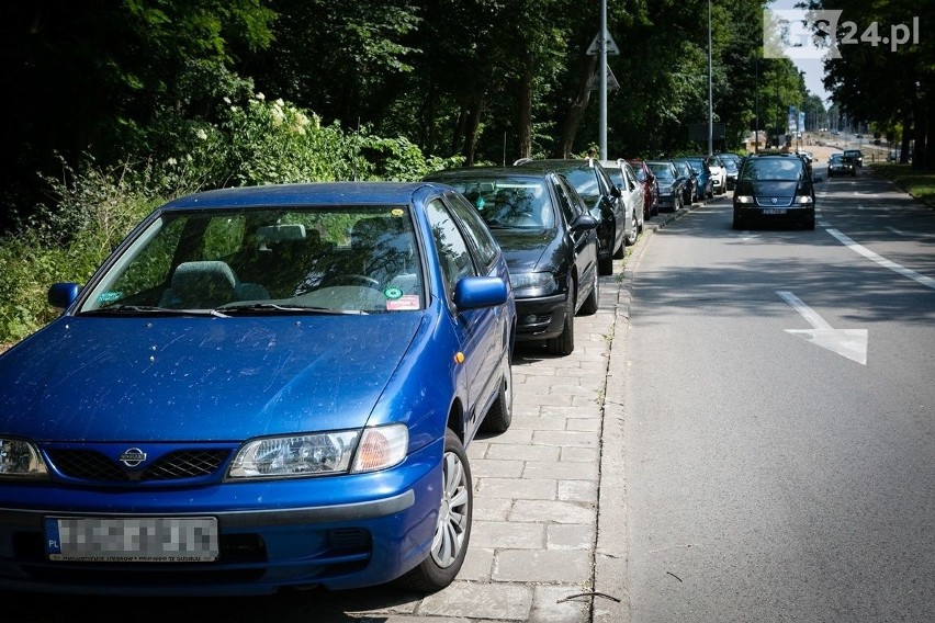 Dzikie parkowanie przy Arkonce. Kierowcy zapomnieli o remoncie? [ZDJĘCIA. WIDEO]