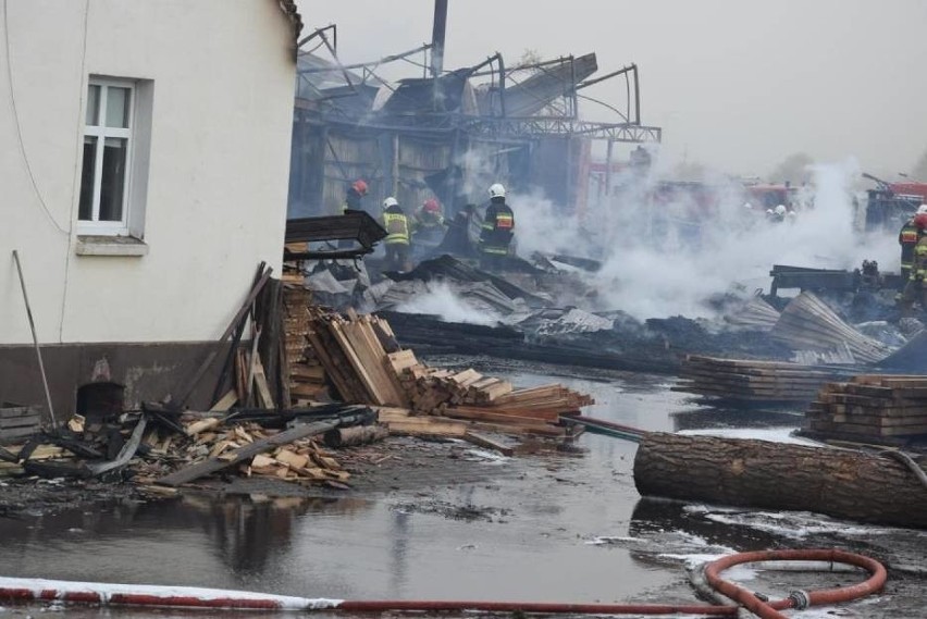 Pożar tartaku w Brzostowie. Gasi go 35 zastępów straży...