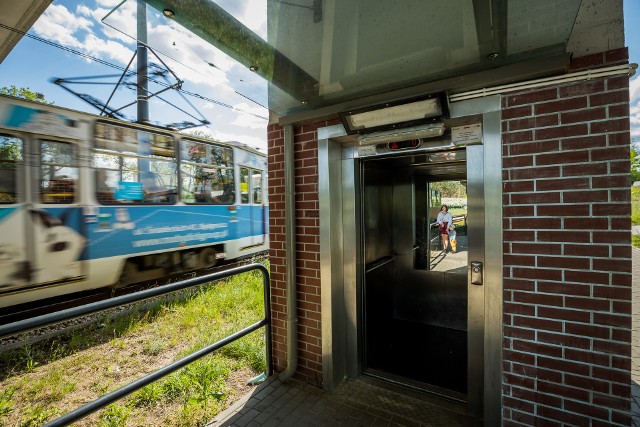 Wieczory i noce bezdomni z Fordonu lubią spędzać w...windzie przy przystankach tramwajowych na os. Bajka.