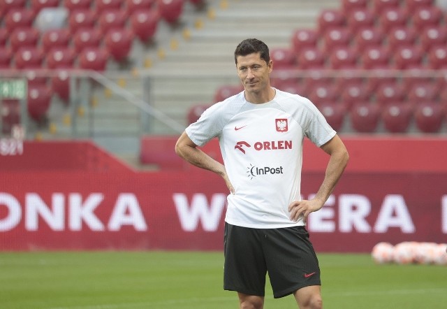 Robert Lewandowski zapoluje na gola w meczu Polska - Wyspy Owcze