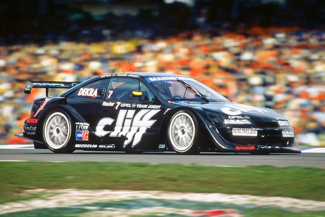 Sezon 1996 przypadał na szczyt popularności wyścigów samochodów turystycznych. Maszyny klasy 1 dorównywały technologicznie bolidom Formuły 1. Za zgodą FIA niemieckie DTM przekształcono w Międzynarodowe Mistrzostwa Samochodów Turystycznych (ITC). Wyścigi odbywały się na całym świecie, od Hockenheim w Niemczech do Sao Paulo w Brazylii. Transmitowano je na żywo w telewizji, a kibice nie odrywali wzroku od ekranów, śledząc wyczyny słynnych kierowców i karkołomne manewry wyprzedzania. Na zakończenie sezonu Opel odniósł największy sukces w swojej historii udziału w wyścigach, zdobywając tytuły mistrzowskie w klasyfikacji zarówno kierowców, jak i marek, po zaciętej walce z Alfą Romeo i Mercedesem. Mistrzowskim samochodem turystycznym w 1996 r. został Opel Calibra V6 4x4 z Manuelem Reuterem za kierownicą.Fot. Opel